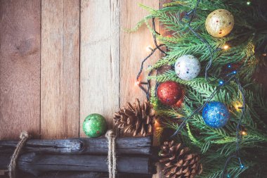 Noel dekorasyon ahşap masa arka plan üzerinde Üstten Görünüm