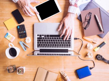 Üstten Görünüm erkek el büro malzemeleri ahşap masa Laptop Tablet ile kullanma.