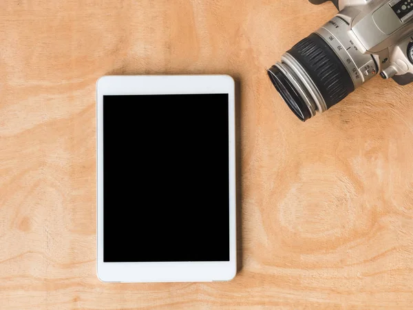 Ansicht des Tablets mit Kamera auf Holztisch. — Stockfoto