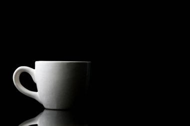 Siyah arka plan üzerine beyaz Kupası. Metin için boş alan