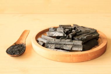 Ahşap masa arka plan üzerinde kömür ve kömür tozu.