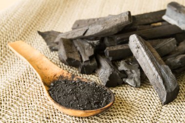 Tahta kaşık kömür ve kömür tozu. Seçici odak