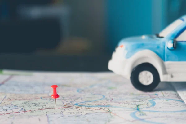 Samochodzik Wcisnąć Pin Mapie Koncepcja Podróży Płytkiej Głębi Ostrości — Zdjęcie stockowe