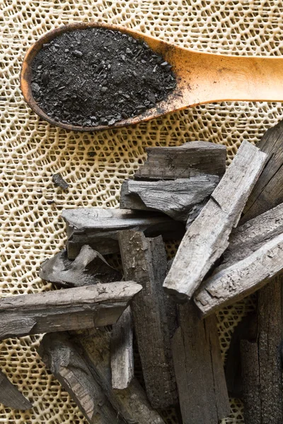 Carbón Carbón Polvo Sobre Cuchara Madera Enfoque Selectivo —  Fotos de Stock