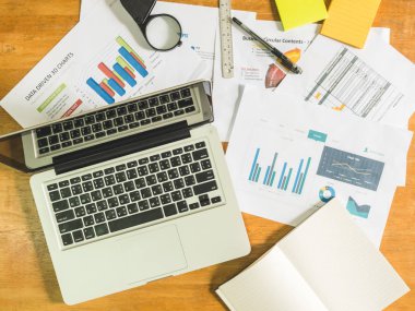 Ofis masasında belge ile dizüstü Üstten Görünüm.