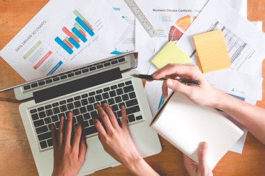 İş yatırım grafikler ofis masasında analiz takımının Üstten Görünüm.