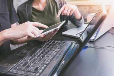 İş ortakları, birlikte aynı masanın üzerinde çalışan onlar bir dizüstü ve tablet kullanıyorsanız, iş kavramı başlatmak