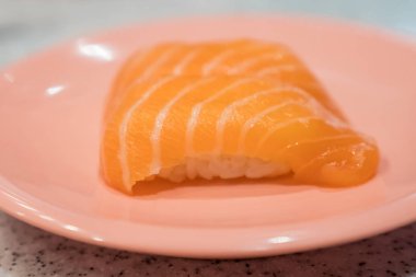 Somon suşi - pirinç taze somon, Japon gıda ile 