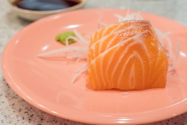 Sashimi-yemek üzerinde dilimlenmiş çiğ somon, Japon gıda (yumuşak odak)