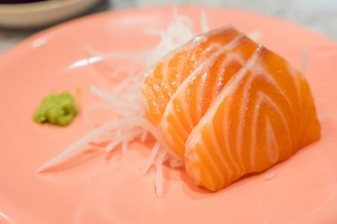 Sashimi-yemek üzerinde dilimlenmiş çiğ somon, Japon gıda (yumuşak odak)
