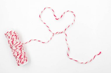 Beyaz bir arka plan üzerinde şeklinde ip kalp.