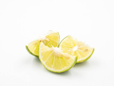 beyaz zemin üzerine dilim limon