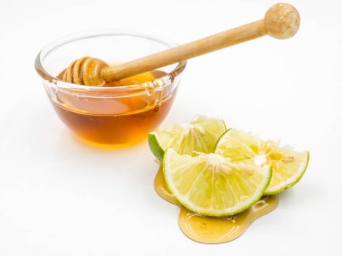 beyaz zemin üzerine limon ve bal.