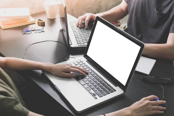 Mitarbeiter, die am gleichen Schreibtisch arbeiten, verwenden einen Laptop mit leerem Bildschirm, gründen ein Geschäftskonzept — Stockfoto