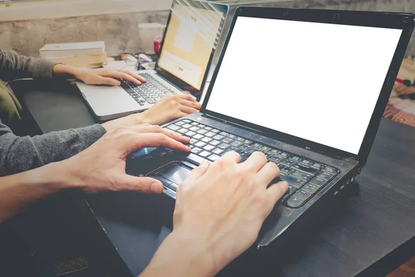 Socios de negocios trabajando juntos en el mismo escritorio, que están utilizando un ordenador portátil con pantalla en blanco, concepto de negocio de puesta en marcha — Foto de Stock