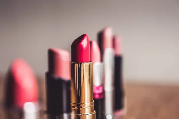 Kleurrijke lippenstiften. Make-up en Beauty concept. Selectieve aandacht — Stockfoto