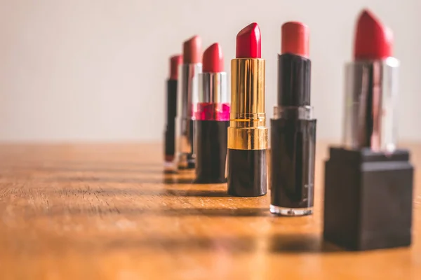 Kleurrijke lippenstift op de houten tafel. Make-up en Beauty concept. Selectieve aandacht — Stockfoto