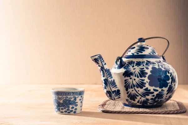 Çay potu seramik Çin tarzı ahşap tablo. — Stok fotoğraf