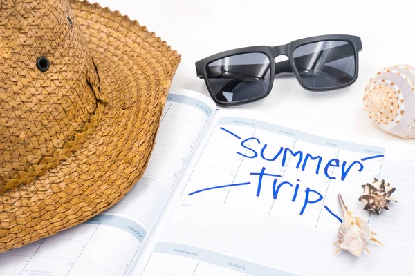 帽子与太阳眼镜、 日历和白色背景，夏天度假概念上的贝壳 — 图库照片