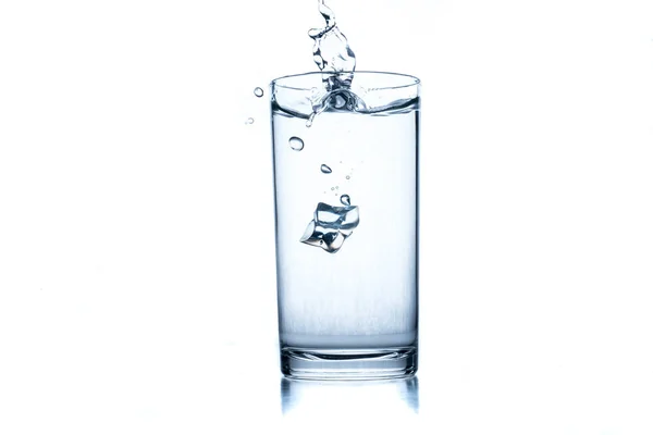 Vaso de agua con hielo sobre fondo blanco . —  Fotos de Stock