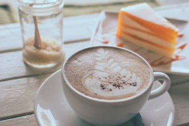 Ahşap masa, Soft focus, Vintage sesi kahve ve turuncu kek