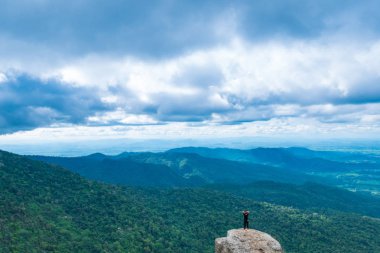 Genç kadının bir dağın tepesine Vadisi görünümünden. 