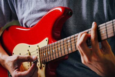 Elektro gitar çalmak erkek ellerini kapatın. Seçici odak