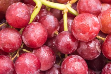 Kırmızı üzüm suyu damla arka plan ile yakın çekim.