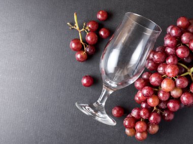 Siyah bir zemin üzerine kırmızı üzüm cam ile Üstten Görünüm. 