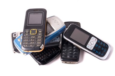 Beyaz bir arka plan üzerinde eski ve modası geçmiş cep telefonu.