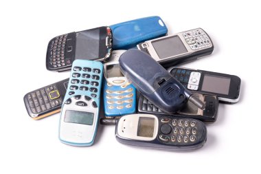 Beyaz bir arka plan üzerinde eski ve modası geçmiş cep telefonu.