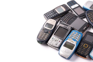 Beyaz bir arka plan üzerinde eski ve modası geçmiş cep telefonu. Metin için boş alan