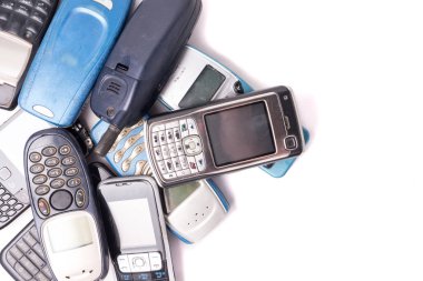 Beyaz bir arka plan üzerinde eski ve modası geçmiş cep telefonu. Metin için boş alan