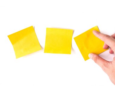 Sarı sopa notları kağıt beyaz arka plan üzerinde el ile