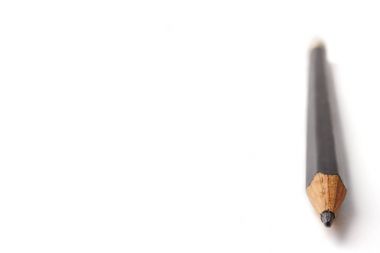 Kalemin ucunda beyaz bir arka plan, metin için boş alan.