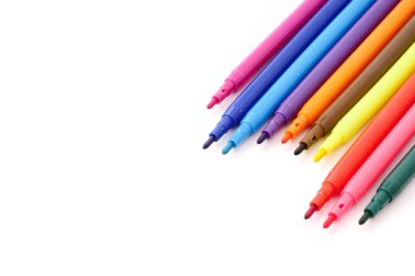 Beyaz bir arka plan üzerinde sihirli renkli kalemler. Metin için boş alan