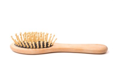 Beyaz arkaplanda ahşap tarak.