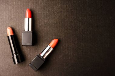 Siyah arka plan üzerine üstten görünüm ve Rujlar. Metin için boş alan