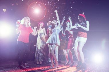 Yeni yıl partisi, bayram, kutlama, gece hayatı ve insanlar kavramı - gençler eğleniyor bir partide dans.