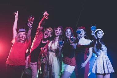 Yeni yıl partisi, bayram, kutlama, gece hayatı ve insanlar kavramı - gençler eğleniyor bir partide dans.