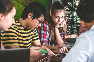 Çok etnik grup görevde birlikte çalışan öğrenci. Teamwor