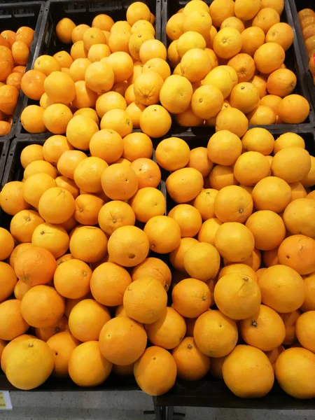Taze mandarin portakal meyve süpermarkette rafta. — Stok fotoğraf
