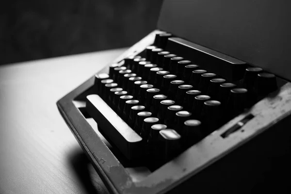 Gros plan de la vieille machine à écrire sur la table. Ton noir et blanc — Photo