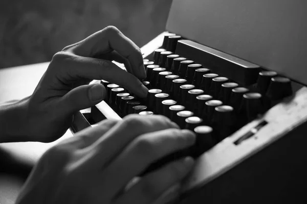 Primer plano de las manos masculinas escribiendo en la vieja máquina de escribir. Tono blanco y negro —  Fotos de Stock