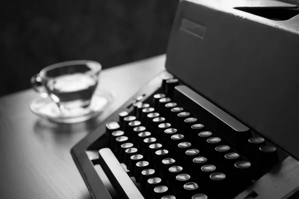 Bliska starych maszyn do pisania na stole. Czarno-biały ton — Zdjęcie stockowe