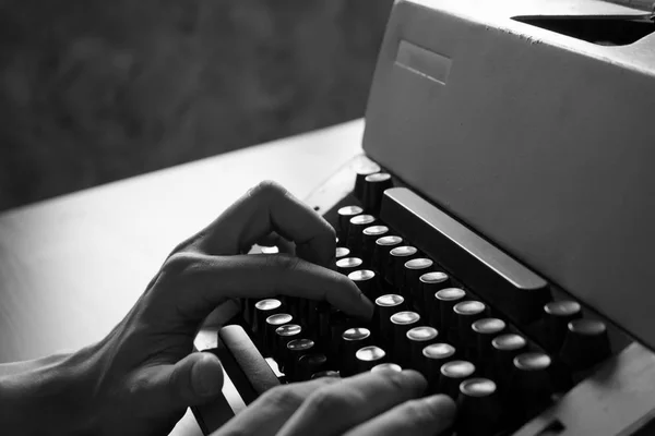 Κοντινό πλάνο της ανδρικής χέρια πληκτρολογώντας στην παλαιά γραφομηχανή. Μαύρο και λευκό τόνο — Φωτογραφία Αρχείου