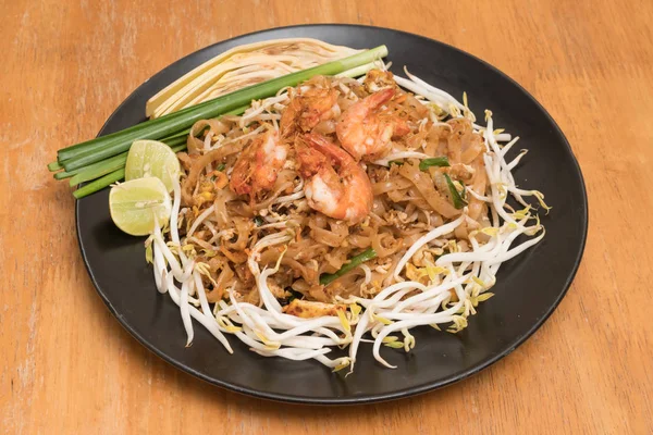 Primer plano plato de Padthai, fideos tailandeses con camarones fritos y verduras, comida tailandesa, platos nacionales de Tailandia . — Foto de Stock