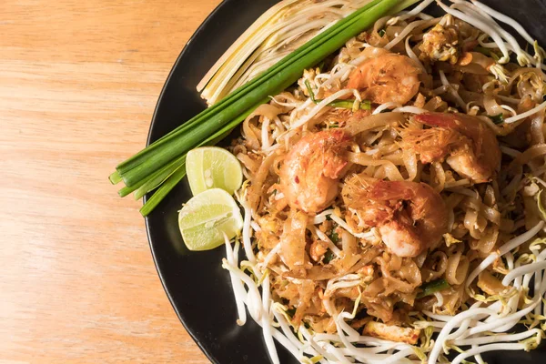 Close-up van de plaat van Padthai, Thaise noedels met gebakken garnalen en groente, Thaise levensmiddelen, Thailand's nationale gerechten. — Stockfoto