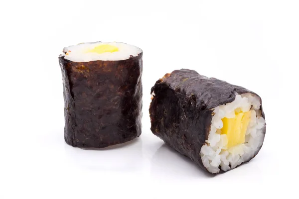 Sushi gulung, nasi dengan telur dan rumput laut dengan latar belakang putih, makanan Jepang . — Stok Foto