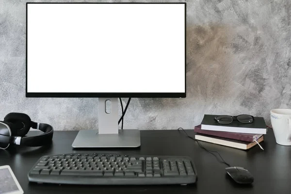 Υπολογιστή με λευκή οθόνη στο γραφείο. — Φωτογραφία Αρχείου